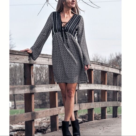 Millibon USA Short Dress Sz Small Mixed Print Lace Up Boho Long Bell Sleeve NWT - Picture 1 of 10